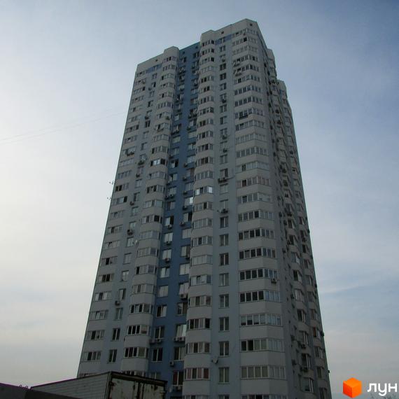 Вид на висотний будинок житлового комплексу вул. Олени Пчілки, 6. Прибудинкова територія з зеленими насадженнями.