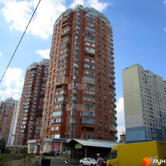 Житловий комплекс на вул. Костянтина Данькевича з сучасною архітектурою та прибудинковою територією. Вигляд на будинок з магазинами на першому поверсі.