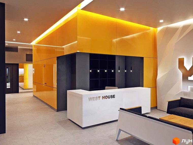 Інтер'єр холу в ЖК West House. Яскравий дизайн з жовтими акцентами, білою стійкою ресепшн та лаконічними меблями для відпочинку.