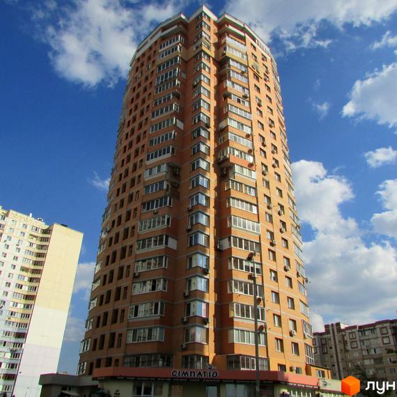 Житловий комплекс на вул. Костянтина Данькевича з сучасною архітектурою та прибудинковою територією. Будинок висотою 15 поверхів з великими вікнами.