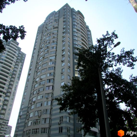 Житловий комплекс на вул. Львівська, 22, 22а з сучасною архітектурою та зеленими насадженнями навколо.