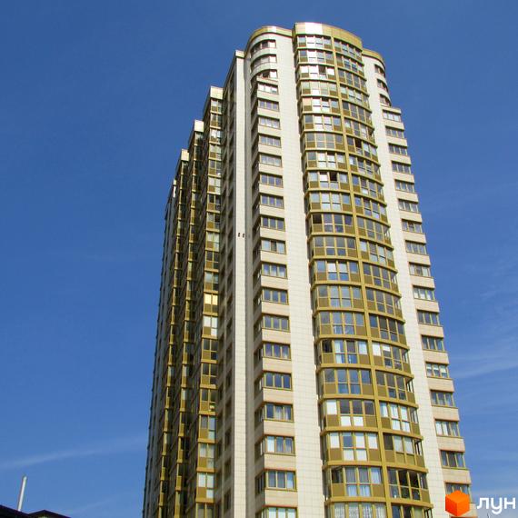 Житловий комплекс Park Avenue VIP: високий будинок зі світлим фасадом, численними вікнами та округлими еркерами під блакитним небом.