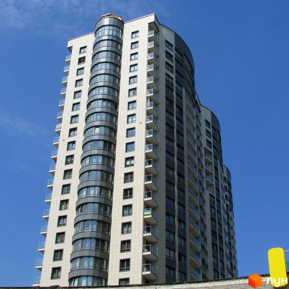 Житловий комплекс Park Avenue VIP з круглою архітектурою та балконами. Прибудинкова територія з зеленими насадженнями та відкритим простором.
