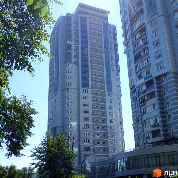 Вид на житловий комплекс Адмірал з висоти, сучасна архітектура та зелена прибудинкова територія.