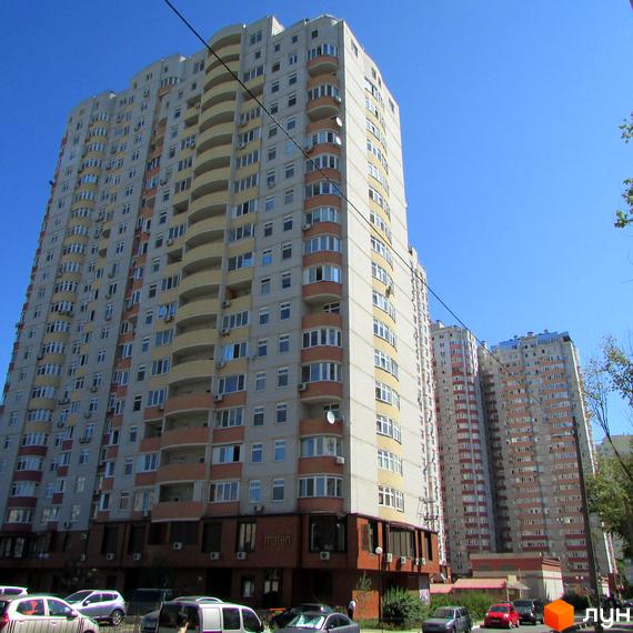 Житловий комплекс на вул. Петра Калнишевського, 7 з балконами та прибудинковою територією. Вигляд знизу на фасад будівлі.