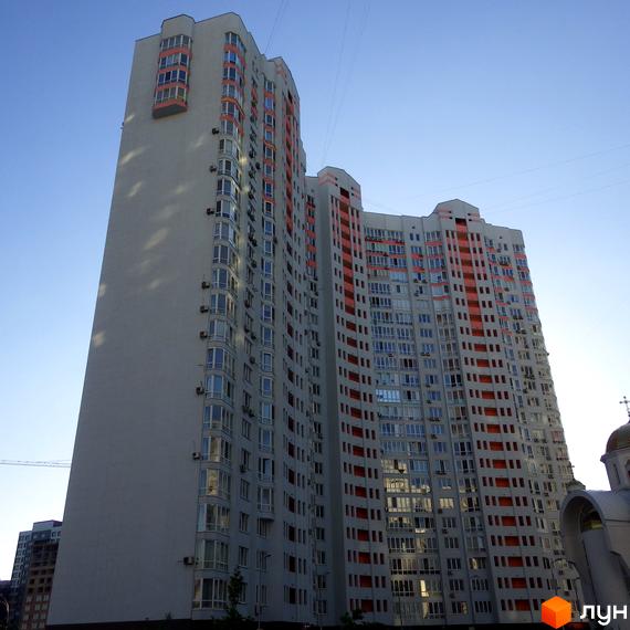 Житловий комплекс на вул. Єлизавети Чавдар, 1, з сучасним фасадом та великими вікнами. Прибудинкова територія з зеленими насадженнями.