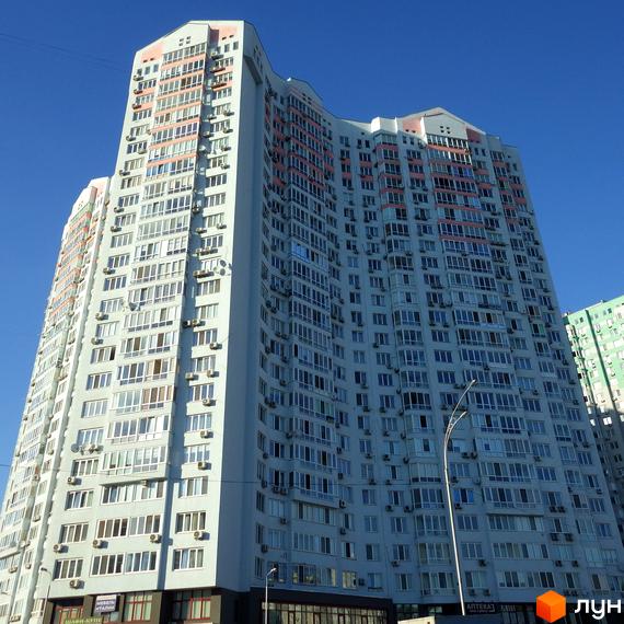 Багатоповерховий житловий комплекс на вул. Єлизавети Чавдар, 1 з світло-сірим фасадом та рожевими акцентами. Видно численні вікна та кондиціонери.