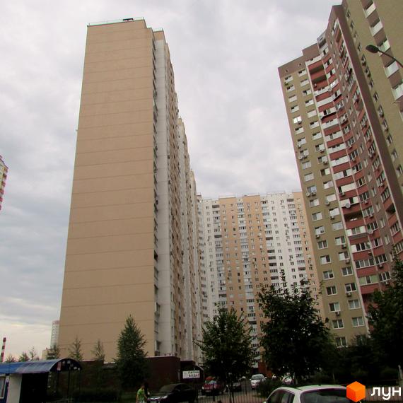 Житловий комплекс на вул. Урлівська, 38, з висотними будинками та зеленими насадженнями на прибудинковій території.