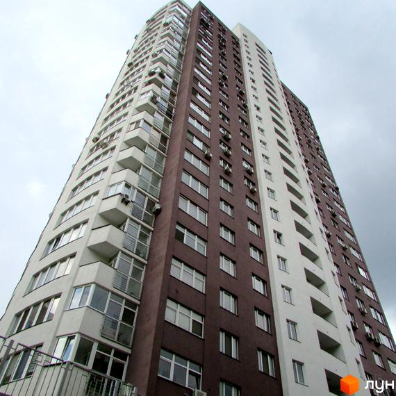 Житловий комплекс Вертикаль з висотними будівлями та балконами. Прибудинкова територія облаштована для комфортного проживання.