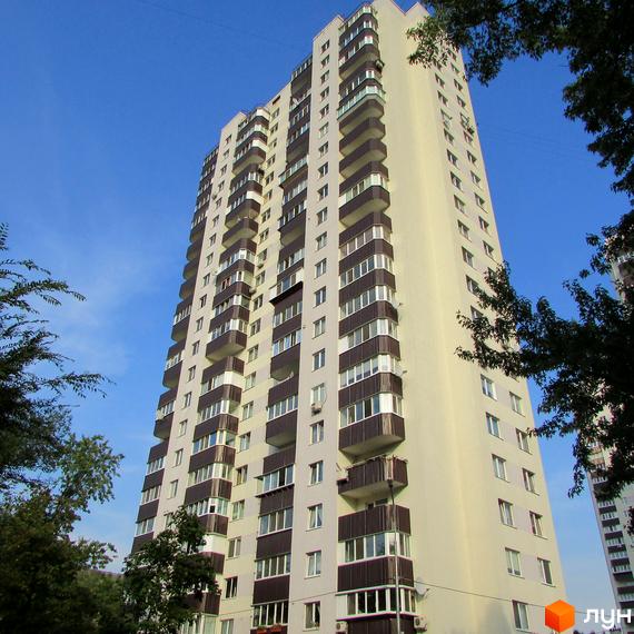 Житловий комплекс на вул. Інженера Бородіна, 4-6. Високий будинок з балконами та зеленою прибудинковою територією.