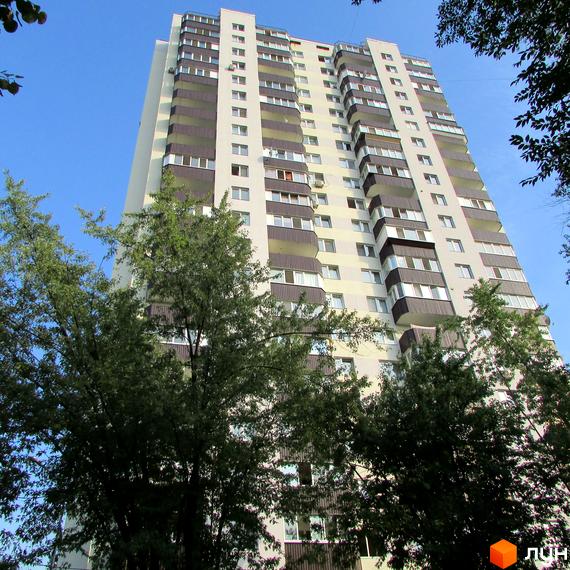 Житловий комплекс вул. Інженера Бородіна, 4-6, висотна будівля з балконами, оточена зеленими насадженнями.