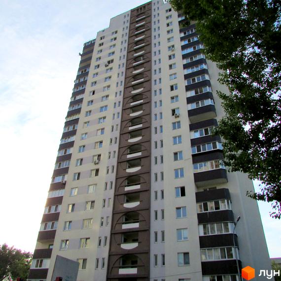 Житловий комплекс на вул. Інженера Бородіна, 4-6. Висотна будівля з балконами та прибудинковою територією.