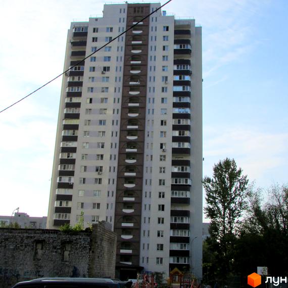 Житловий комплекс на вул. Інженера Бородіна, 4-6, висотний будинок з балконами та прибудинковою територією з зеленими насадженнями.