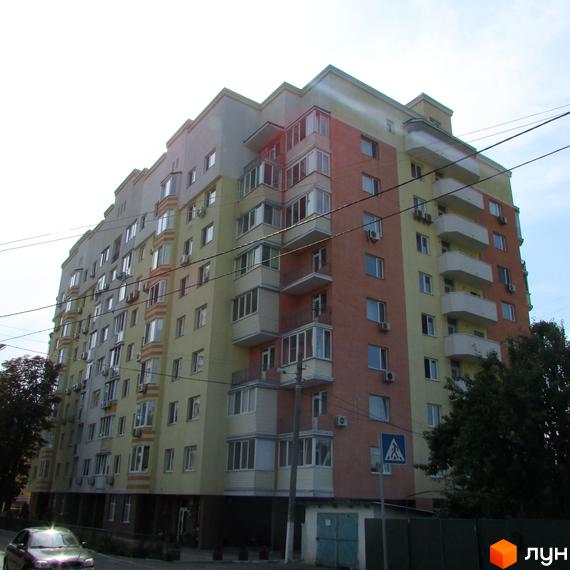 Житловий комплекс на вул. Козацька, 112-114. Вид на фасад будинку з балконами та прибудинковою територією.