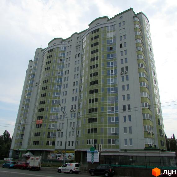 Житловий комплекс Васильківський з сучасним фасадом та великими вікнами. Прибудинкова територія з паркувальними місцями та зеленими насадженнями.