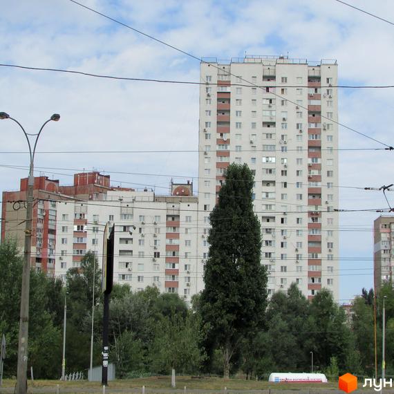 Житловий комплекс просп. Червоної Калини, 1-3. Вигляд на багатоповерхові будинки та прибудинкову територію з зеленими насадженнями.