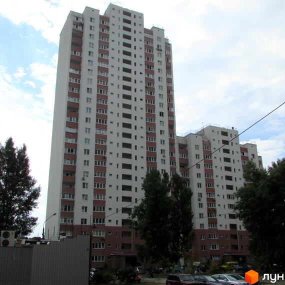 Житловий комплекс на просп. Червоної Калини, 1-3, висотний будинок з балконами та зеленою територією навколо.