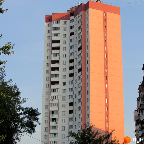 Житловий комплекс на вул. Алма-Атинська, 109б, висотна будівля з балконами та сучасним фасадом, зелена прибудинкова територія.