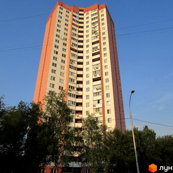 Житловий комплекс на вул. Алма-Атинська, 109б, висотна будівля з балконами та зеленими насадженнями навколо.