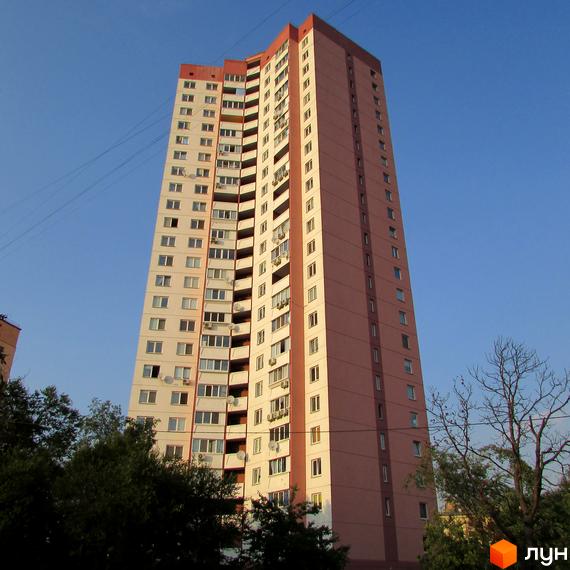 Житловий комплекс на вул. Алма-Атинська, 109б, висотна будівля з балконами та зеленими насадженнями на прибудинковій території.