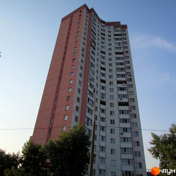 Вид на житловий комплекс на вул. Алма-Атинська, 109б, з сучасним фасадом та прибудинковою територією з зеленими насадженнями.