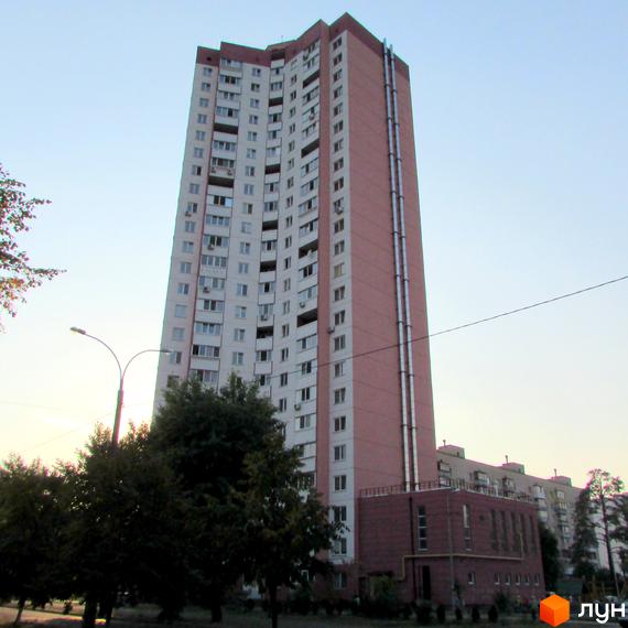 Житловий комплекс на вул. Алма-Атинська, 109б, висотна будівля з балконами та прибудинковою територією з зеленими насадженнями.