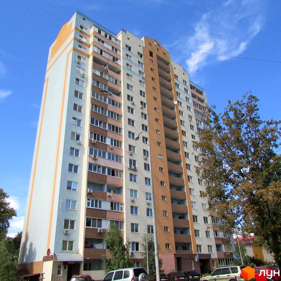 Житловий комплекс на вул. Вишгородська, 54б, з багатоповерховим будинком та прибудинковою територією з зеленими насадженнями.