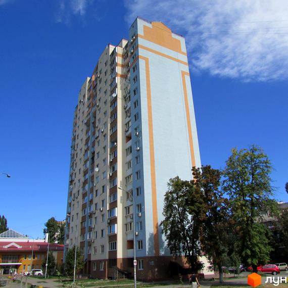 Житловий комплекс на вул. Вишгородська, 54б, висотна будівля з балконами та зеленими насадженнями на прибудинковій території.