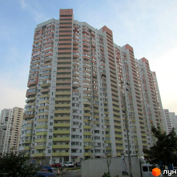 Житловий комплекс на вул. Драгоманова, 6/1, висотний будинок з балконами та прибудинковою територією. Озеленення та парковка для автомобілів.