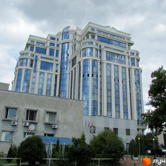 Житловий комплекс Diamond Hill з сучасною архітектурою та великими вікнами. Прибудинкова територія озеленена та облаштована для відпочинку.