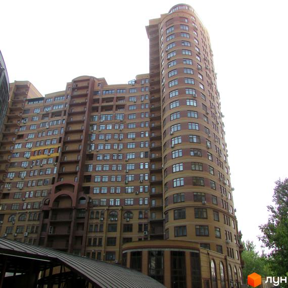 Житловий комплекс на вул. Євгена Коновальця, 36в, з сучасною архітектурою та прибудинковою територією з зеленими насадженнями.