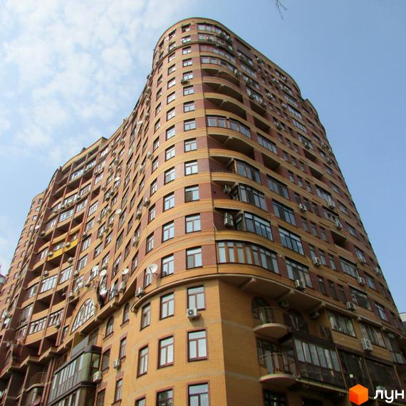 Житловий комплекс на вул. Євгена Коновальця, 36в, з сучасною архітектурою та прибудинковою територією.