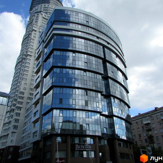 Житловий комплекс Carnegie Tower з сучасною фасадною обробкою та прибудинковою територією.