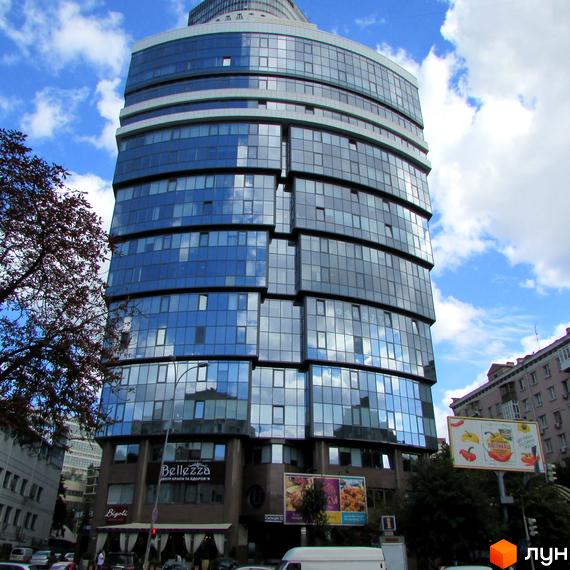 Житловий комплекс Carnegie Tower з сучасним фасадом, оточений зеленими насадженнями та міською інфраструктурою.