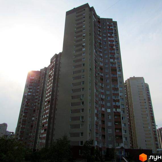 Житловий комплекс на просп. Григоренка, 12-14, з високими будинками та зеленою прибудинковою територією.