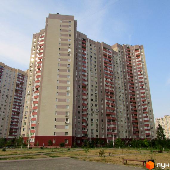 Житловий комплекс на проспекті Григоренка, 12-14. Високий будинок з прибудинковою територією та зеленими насадженнями.