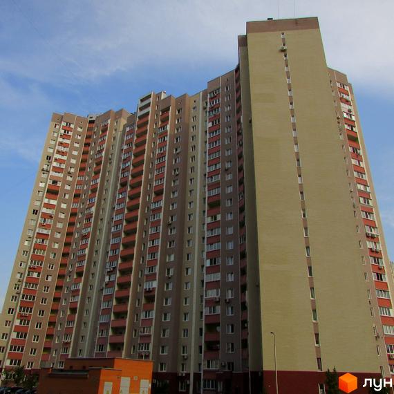 Високоповерховий житловий комплекс просп. Григоренка, 12-14 з численними балконами та вікнами. Зовнішній вигляд будівлі, що виходить на блакитне небо.