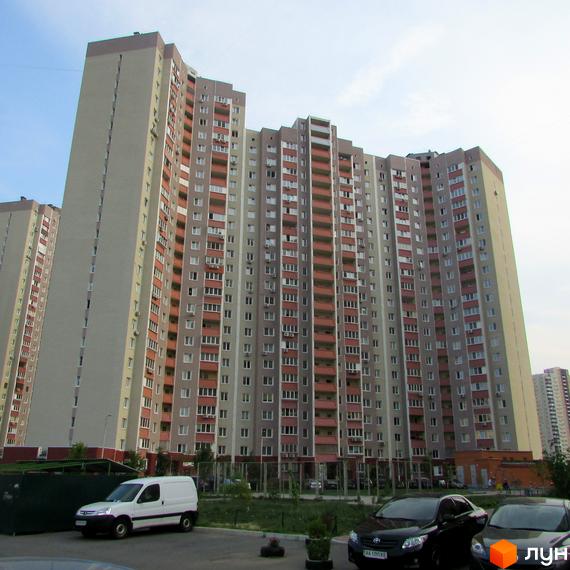 Високоповерхові житлові будинки за адресою просп. Григоренка, 12-14. На передньому плані парковка з автомобілями та білий фургон.