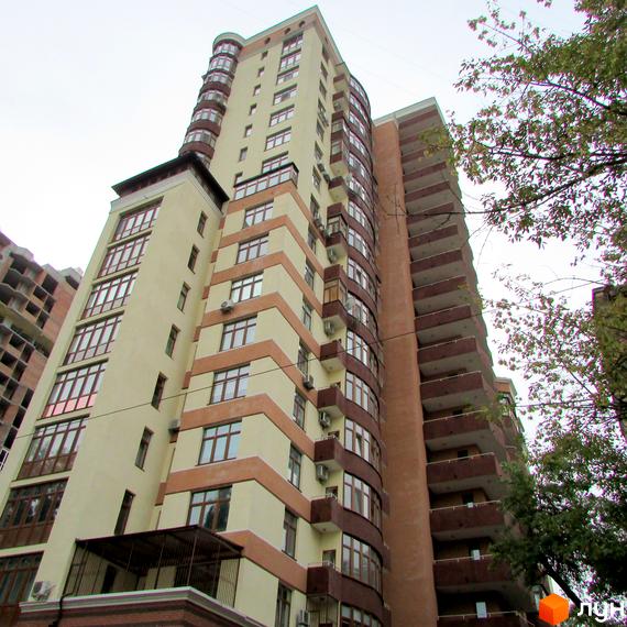 Фасад житлового комплексу на вул. Коперника, 11. Багатоповерховий будинок з балконами та великими вікнами.