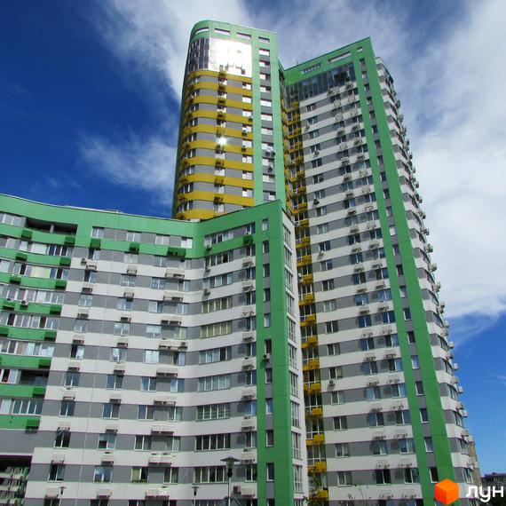 Житловий комплекс Паркове місто: високі будівлі з вигнутими фасадами, пофарбовані у зелений, білий, сірий та жовтий кольори.