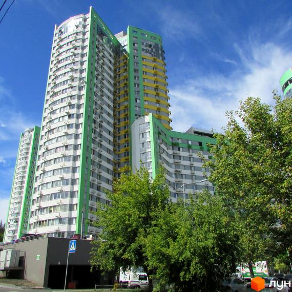 Житловий комплекс Паркове місто: високі будівлі з білими фасадами та яскравими зеленими й жовтими акцентами. Навколо багато зелених дерев та елементи прибудинкової території.