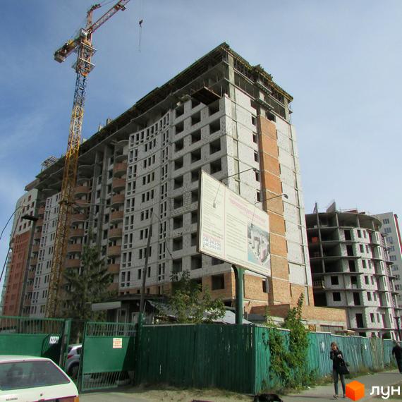 Будівельний проєкт Перлина Кадетського Гаю, зовнішній вигляд будинку з будівельним краном та прибудинковою територією.