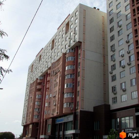 Житловий комплекс Перлина Кадетського Гаю з сучасною архітектурою та прибудинковою територією. Вид на фасад з вікнами та балконами.