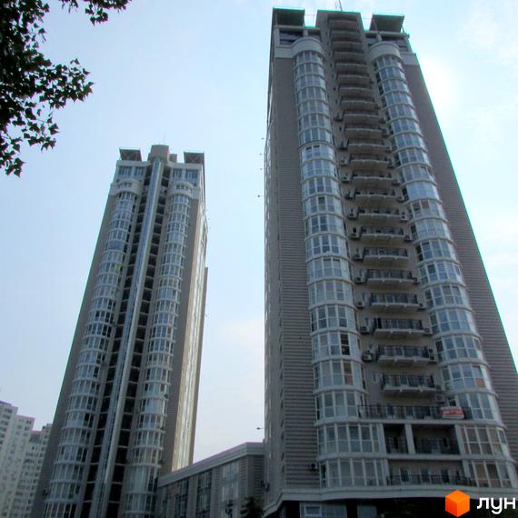 Житловий комплекс просп. Володимира Івасюка, 2. Високі будинки з великими вікнами та прибудинковою територією.