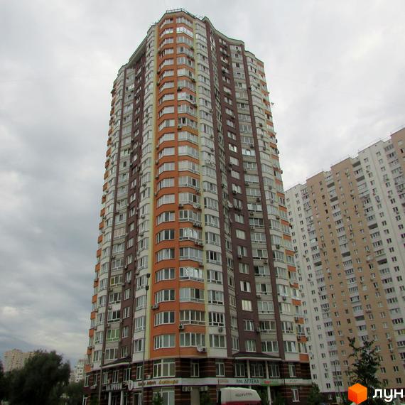 Житловий комплекс на вул. Урлівська, 40, з яскравим фасадом та великими вікнами. Прибудинкова територія озеленена та облаштована для відпочинку.