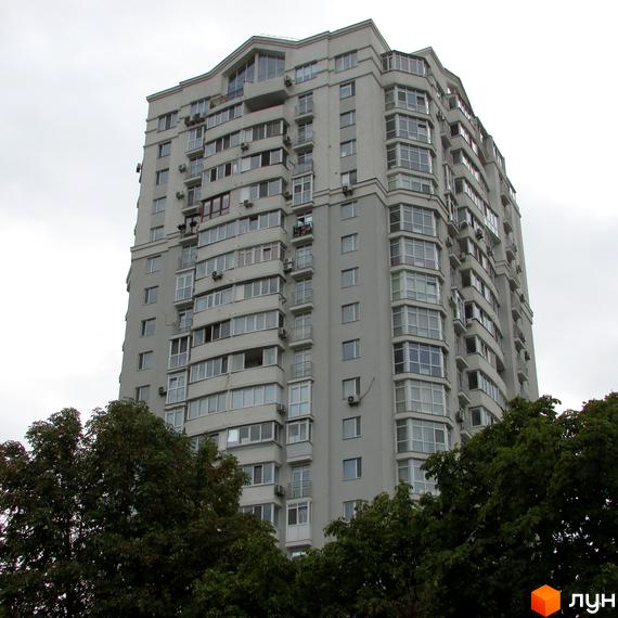 Житловий комплекс Ново-Микільський, висотна будівля з великими вікнами та зеленою прибудинковою територією.