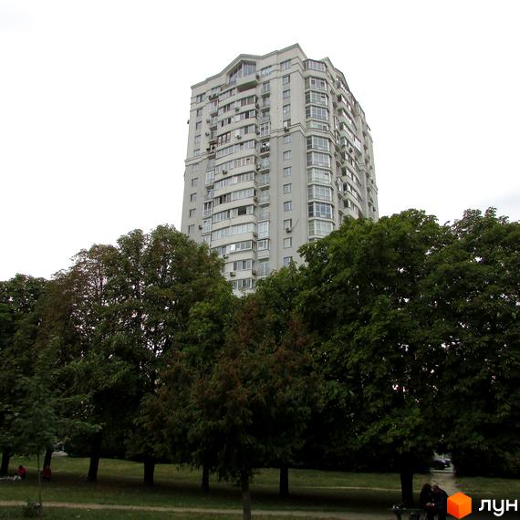 Житловий комплекс Ново-Микільський з висотним будинком на фоні зелених насаджень та прибудинкової території.