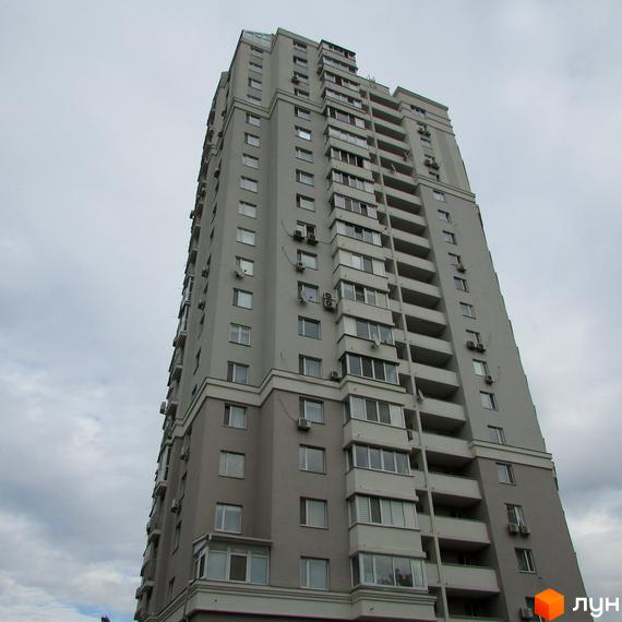 Вид на висотний будинок житлового комплексу Ново-Микільський з балконами та вікнами. Прибудинкова територія з зеленими насадженнями.