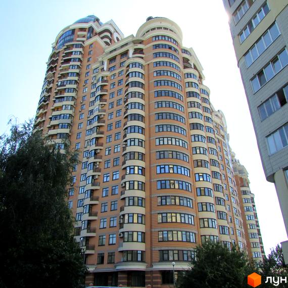 Житловий комплекс на бул. Лесі Українки, 7б, з фасадом з панорамними вікнами та зеленими насадженнями на прибудинковій території.