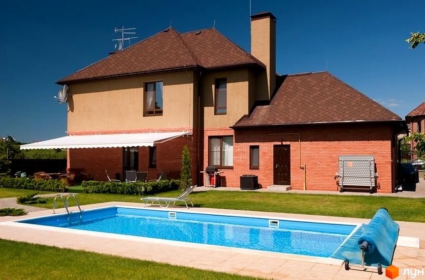 Двоповерховий будинок з коричневою черепицею та басейном на прибудинковій території. Котеджне містечко Зелений гай - ідеальне місце для життя.